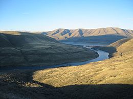 La rivière Deschutes en hiver à son confluent avec le fleuve Columbia.
