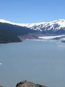 Vue de la partie Nord du lac vers le glacier éponyme.