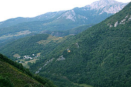 Vue de la Grotte du Noisetier (point lumineux)depuis la route du col d'Aspin. À gauche, le village de Fréchet-Aure.