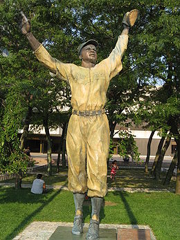 Statue de Jackie en tenue de baseball levant les bras