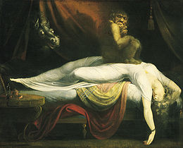 Tableau. Un démon est assis sur la poitrine d'une femme en chemise de nuit blanche, endormie renversée sur sa couche. Une jument fantomatique passe sa tête à travers le rideau rouge qui forme l'arrière-plan.