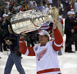 Accéder aux informations sur cette image nommée Justin Abdelkader's Stanley Cup2008.jpg.