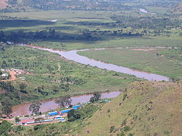 Le Kagera sur la gauche de la photo et au premier plan marque ici la frontière entre le Rwanda et la Tanzanie.