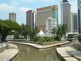 Le Klang (à droite) à sa confluence avec le Gombak (à gauche) à Kuala Lumpur