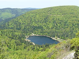Le lac de Blanchemer vu depuis la route des Crêtes
