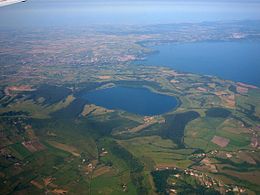 Vue aérienne du lac avec le lac de Bracciano en haut à droite.