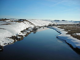 Le Bès en hiver au pont de Marchastel (la rivière s'écoule le long d'un drumlin à gauche).