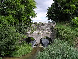 La Varaude coule sous les arches du pont-aqueduc des Arvaux sur la commune de Noiron-sous-Gevrey