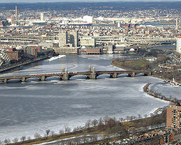 Le Longfellow Bridge sur la rivière Charles en hiver