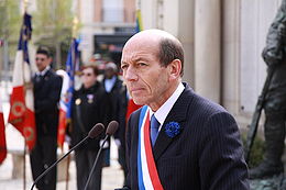 Michel Herbillon lors de la cérémonie du 8 mai 2010-003.JPG