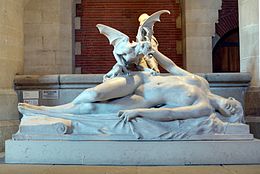 Sculpture en marbre représentant une femme étendue sur le côté gauche, jambes légèrement repliées, tête renversé en arrière, sur laquelle se jette un démon ailé qu'ielle tente de repousser du bras droit en s'accrochant de la main gauche à la draperie de la couche.