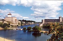 La Narva sépare les villes de Narva (en Estonie à gauche) et d'Ivangorod (en Russie à droite).
