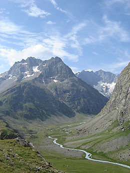 La Romanche dans le parc national des Écrins au pied du pic de Chamoissière.
