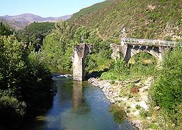 Ruines du pont génois sur le Golo sur la commune de Castello-di-Rostino, hameau de Ponte-Novo.