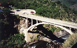 Le pont de la route nationale 5 sur la rivière.