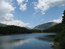 les 2 pylônes de 120 mètres de l'antenne de Radio Andorre au Lac d'Engolasters.