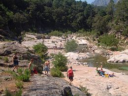 Le long de la rivière Cavo en Corse du Sud