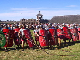 Charge de soldats du premier siècle après avoir lancé des pilum.