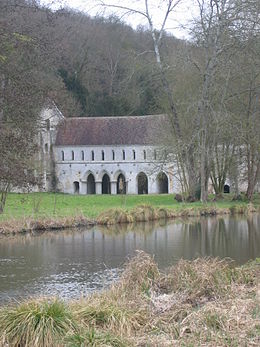 L'Andelle à Radepont - au fond, l'Abbaye Notre-Dame de Fontaine-Guérard.