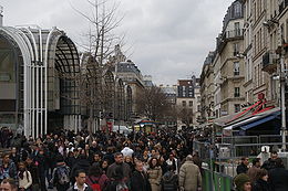 La rue Pierre-Lescot, du côté du forum des Halles.