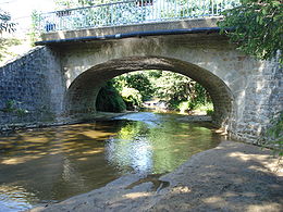 Pont sur la Curraize à Saint-Georges-Haute-Ville.