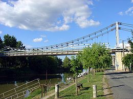 Pont suspendu de Saint-Denis-de-Pile au-dessus de l'Isle.