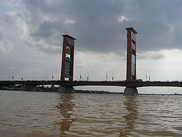 Le pont Ampera franchissant le Musi à Palembang.