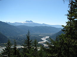 Le fleuve Squamish avec le mont Garibaldi au second plan