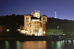 La Saône devant la basilique Notre-Dame de Fourvière et la primatiale Saint-Jean de Lyon à Lyon.