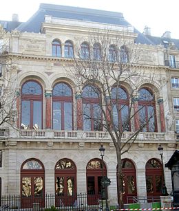 Le théâtre de la Gaîté, au milieu de la rue Papin, vu depuis le square Émile-Chautemps.