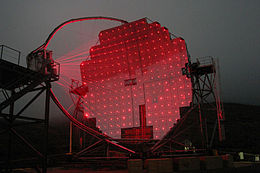 Accéder aux informations sur cette image nommée The MAGIC Telescope at night.jpg.