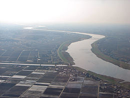 Vue aérienne de la rivière Tone dans la plaine de Kantō au niveau de la ville de Narita.