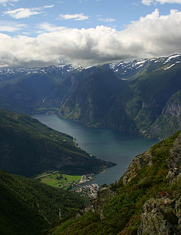 Vue de l'Aurlandsfjord, et d'Aurlandsvangen, le siège de la municipalité
