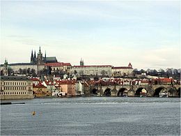 La Vltava à Prague avec le pont Charles (premier plan) et le château et la cathédrale St-Guy