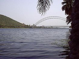 Le fleuve Volta et le pont Adome.