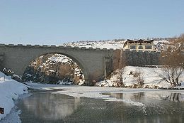 Le pont Ura e Fshejte sur le Drin blanc.