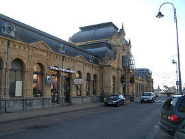 Le bâtiment voyageurs avec son buffet et l'entrée de la gare.