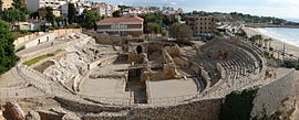L'amphithéâtre romain, situé en contrebas de la cité médiévale