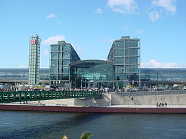 Vue de la façade sud de la gare depuis le Spreebogenpark située sur les rives de la Spree.