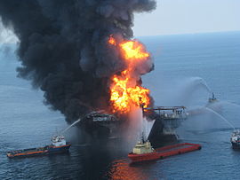 Bateaux-pompes combattant l’incendie de la plate-forme pétrolière le 21 avril 2010.