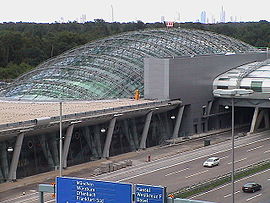 Gare de l'aéroport, vue de l'extérieur.