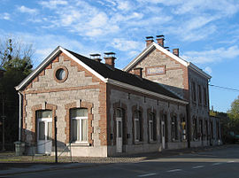 Ancien bâtiment voyageurs et entrée de la gare.