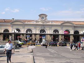 Le bâtiment voyageurs et l'entrée de la gare.