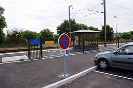 Parking et entrée de la halte SNCF.