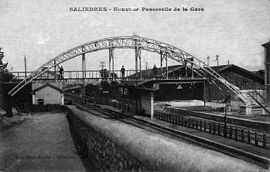 La gare et sa nouvelle passerelle vers 1900