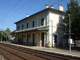 Le bâtiment voyageurs, l'intérieur et l'entrée de la gare.