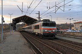 La BB 7338 en gare de Montréjeau - Gourdan-Polignan assurant un train en direction de Toulouse-Matabiau en novembre 2010.