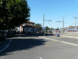 Le bâtiment voyageurs et l'entrée de la gare.