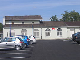 L'ancien bâtiment de la gare de Sierentz vu depuis le nouveau parc de stationnement de la gare
