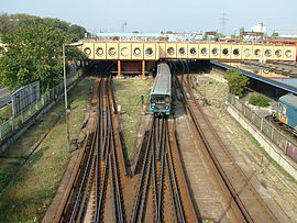 La station de métro Kőbánya-Kispest jouxte les voix ferroviaires.
